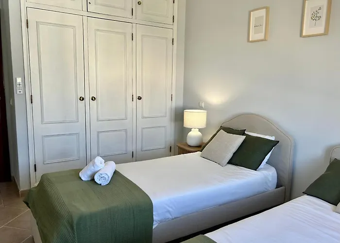 3br With Pool And Ac By The By Lovelystay *